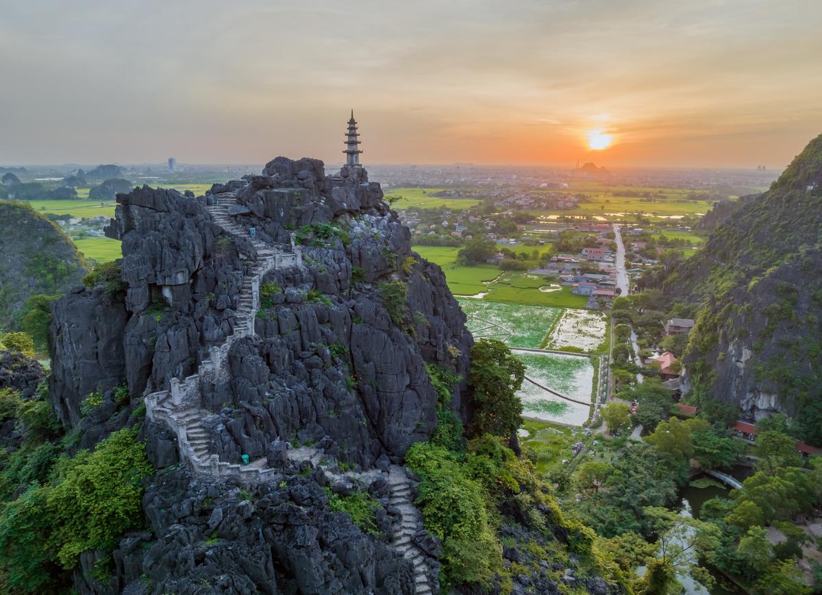 Mua Caves Ninh Binh – Stunning Landscape Amidst Mountains
